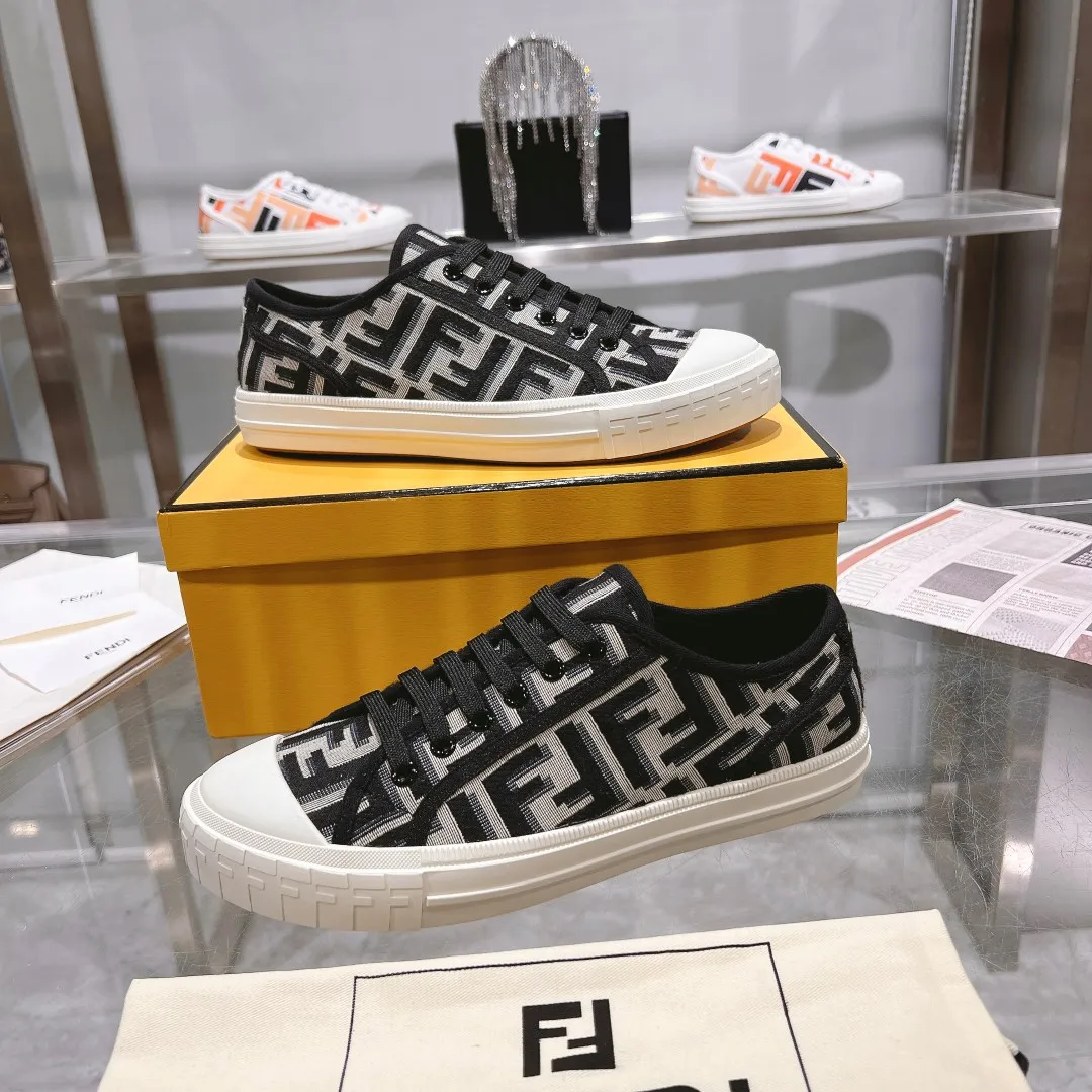 Couple style 💰460❤️Fendi Fendi's latest couple canvas shoes ❑ Fabric: Original customized imported jacquard canvas material ❑ Inner lining: Imported canvas material ❑ Sole: Original molded non-slip TPU outsole ❑ Bottom thickness: 2.5cm ❑ Size: Women's 35-40/Men's 39-45